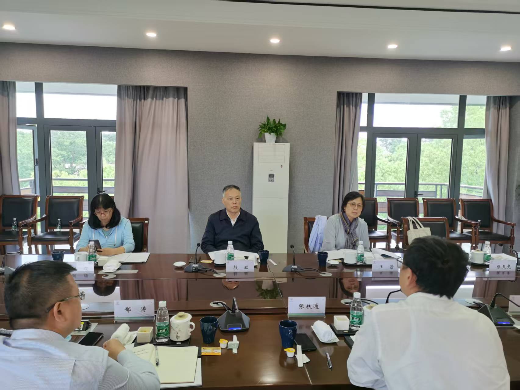 2023年6月6日，市政协农业和农村委员会在崇明区召开提案办理协商会，听取时任副区长张秩通关于提案办理情况的介绍