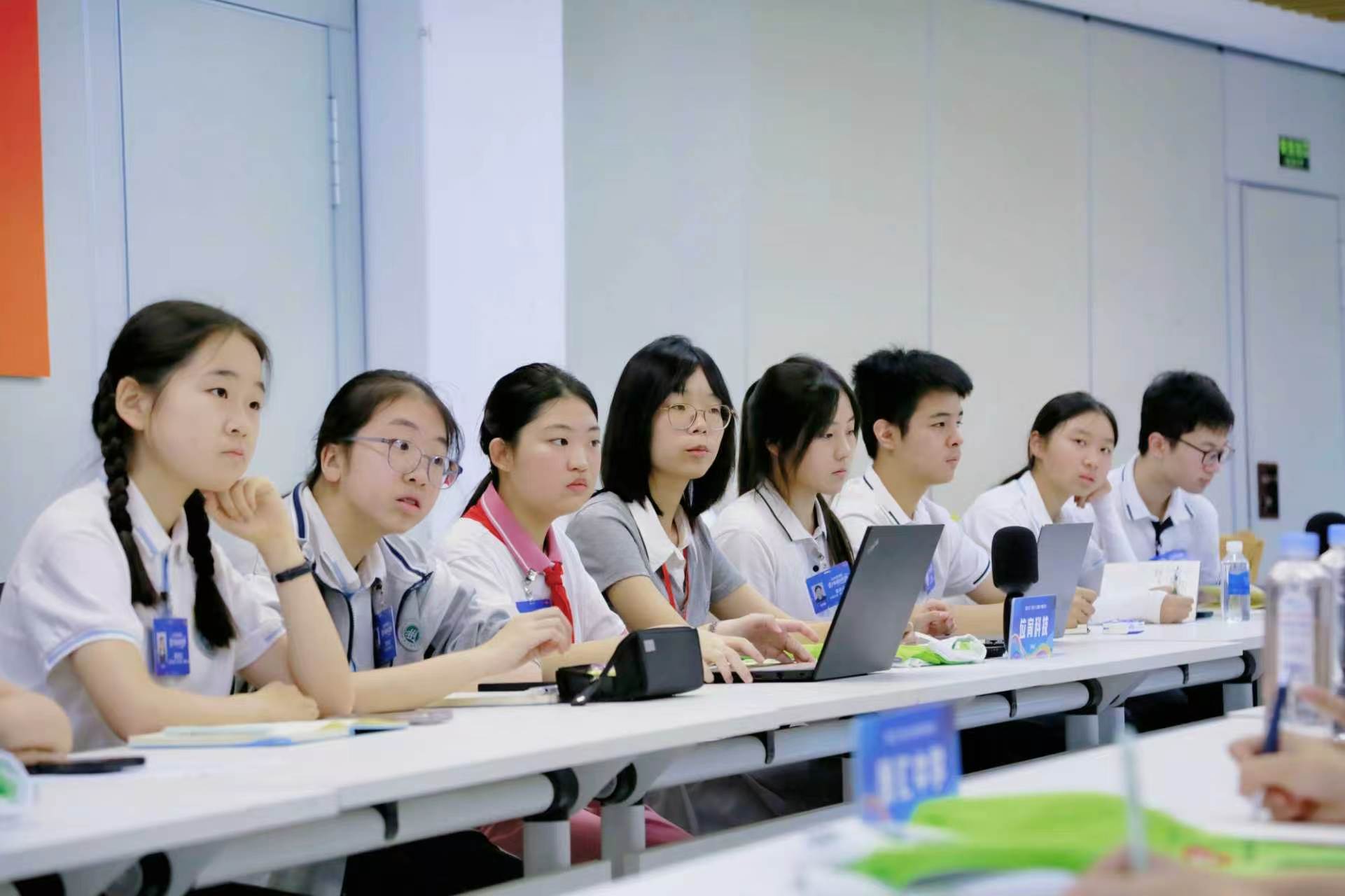 胡曦月参加2026年“模拟政协”活动,带领团队赴居民区调研