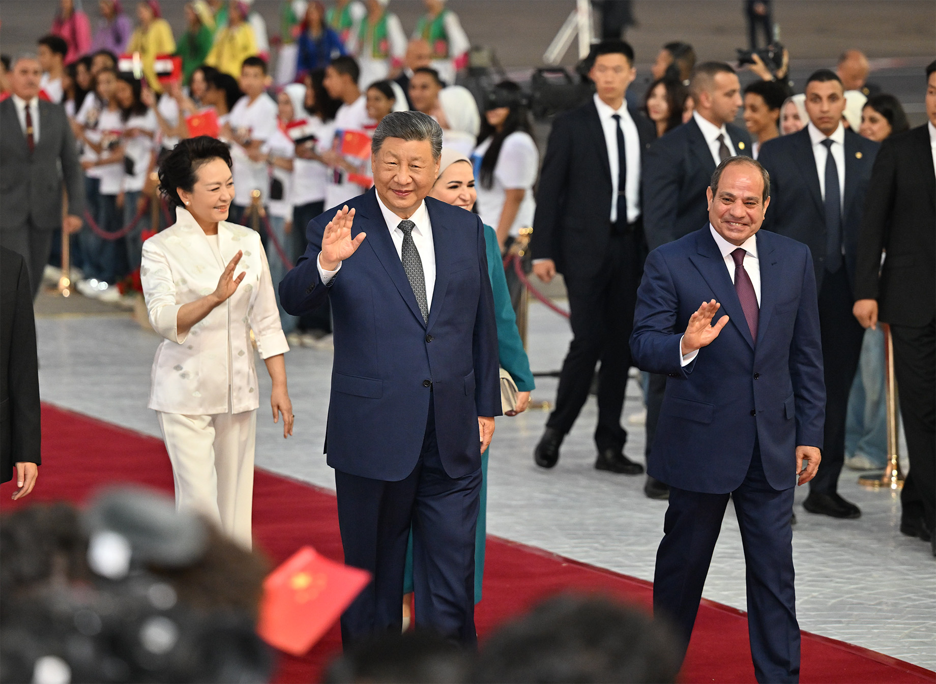 当地时间九月一日晚,国家主席习近平乘专机抵达开罗,应埃及总统塞西邀请,对埃及进行国事访问。习近平和夫人彭丽媛抵达开罗国际机场时,塞西总统夫妇到场热情迎接。<BR/>新华社记者 殷博古摄