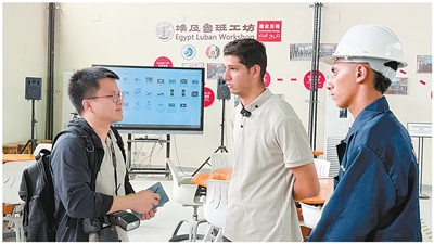 埃及开罗高级维修技术学校鲁班工坊学员接受本报记者(左一)采访。<BR/>人民日报记者 戴楷然摄