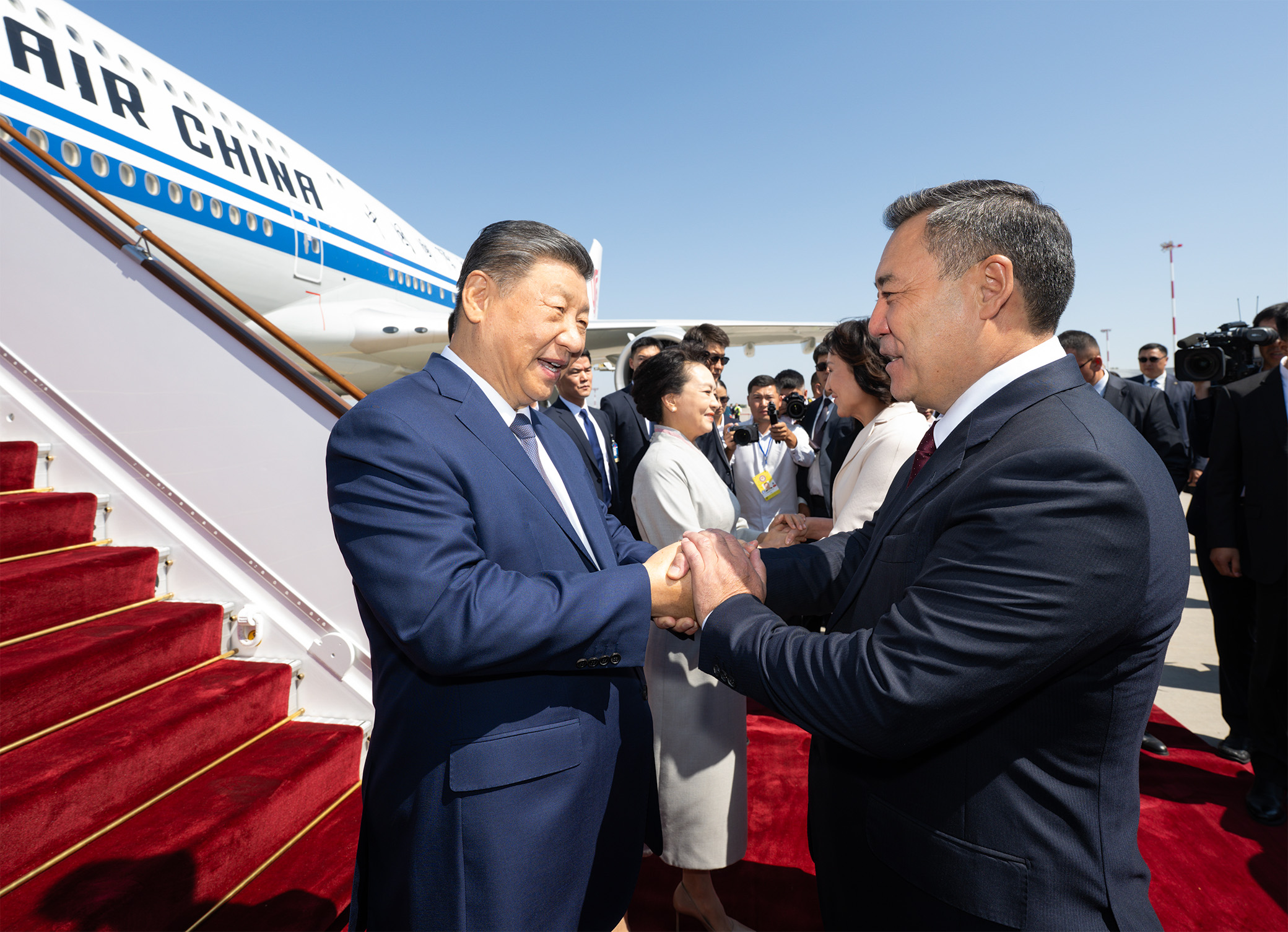 当地时间8月30日下午,国家主席习近平乘专机抵达比什凯克,应吉尔吉斯斯坦总统扎帕罗夫邀请,出席2026年上海合作组织峰会并对吉尔吉斯斯坦进行国事访问。习近平和夫人彭丽媛抵达比什凯克玛纳斯国际机场时,扎帕罗夫总统夫妇热情迎接。<BR/>新华社记者 谢环驰摄