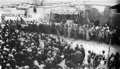 1942年2月,平山县8区开会欢送新战士入伍。