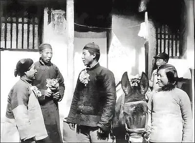 摄影记者沙飞拍摄的《父母叫儿打东洋,妻子送郎上战场》。资料图