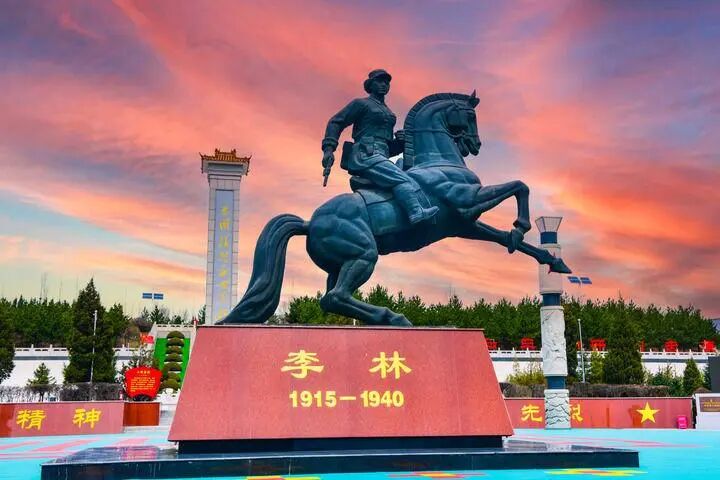 山西省朔州市平鲁区李林烈士陵园的李林雕像