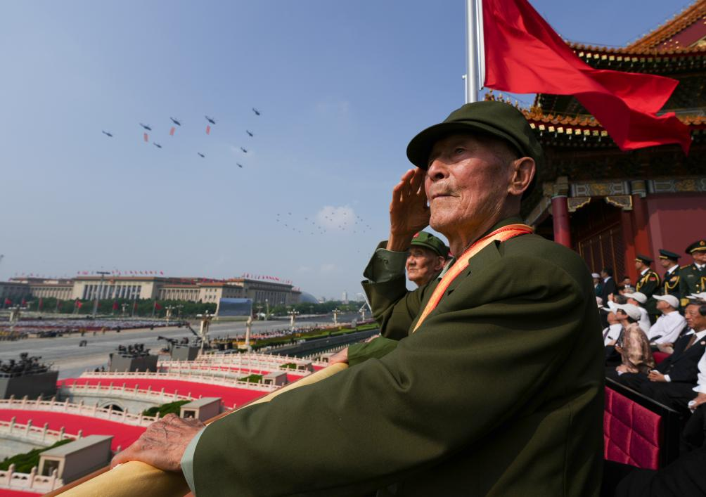 2025年9月3日,纪念中国人民抗日战争暨世界反法西斯战争胜利80周年大会在北京隆重举行。这是抗战老战士在天安门城楼上敬礼。 新华社记者 才扬 摄