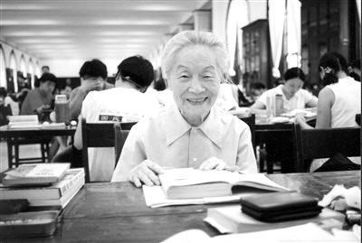 2001年夏，杨绛学长在清华度过她的90岁生日。承宪康学长等陪同她走访了清华园内图书馆等地，留下了一组珍贵的镜头。（清华大学新闻中心提供）