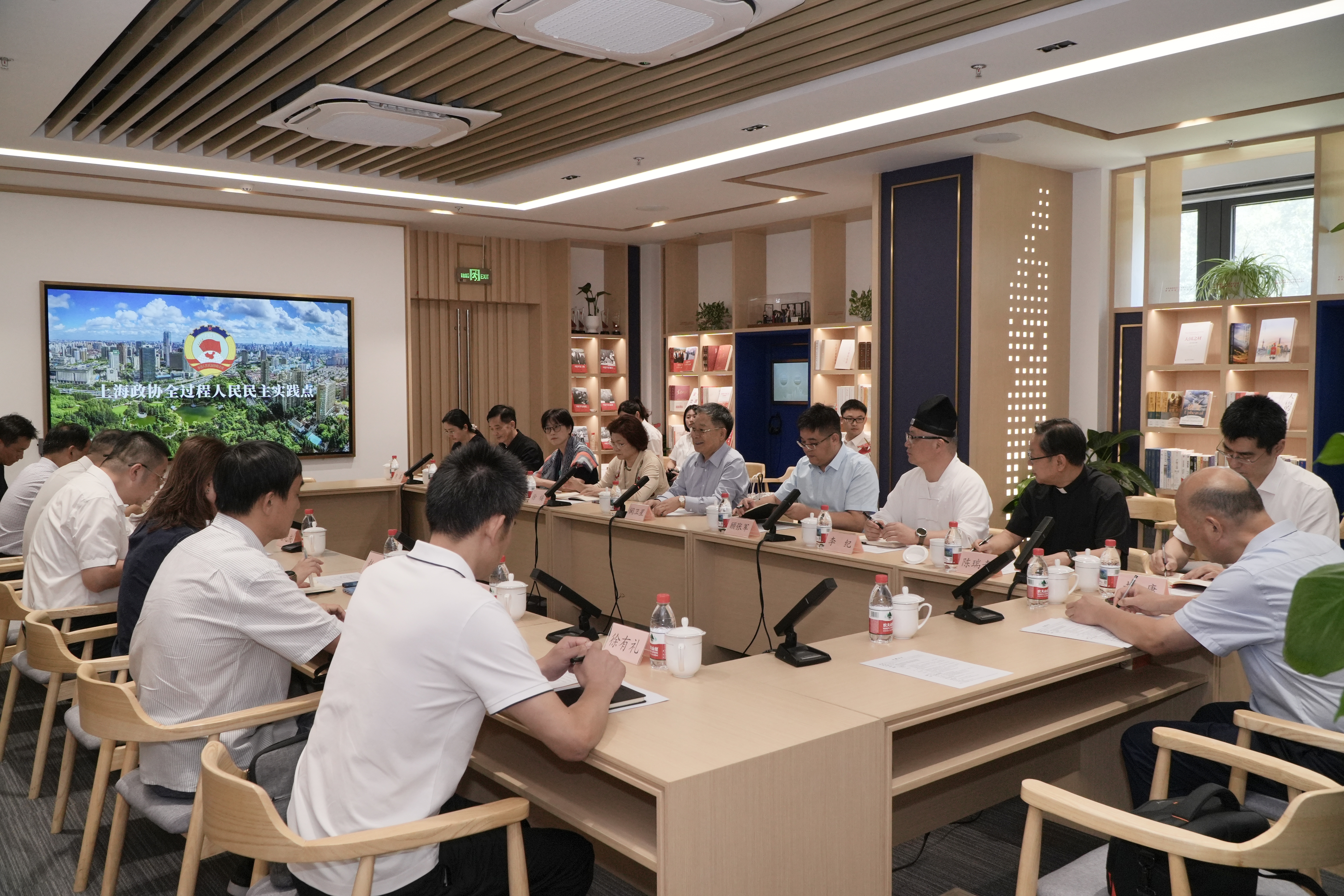 协商议政现场