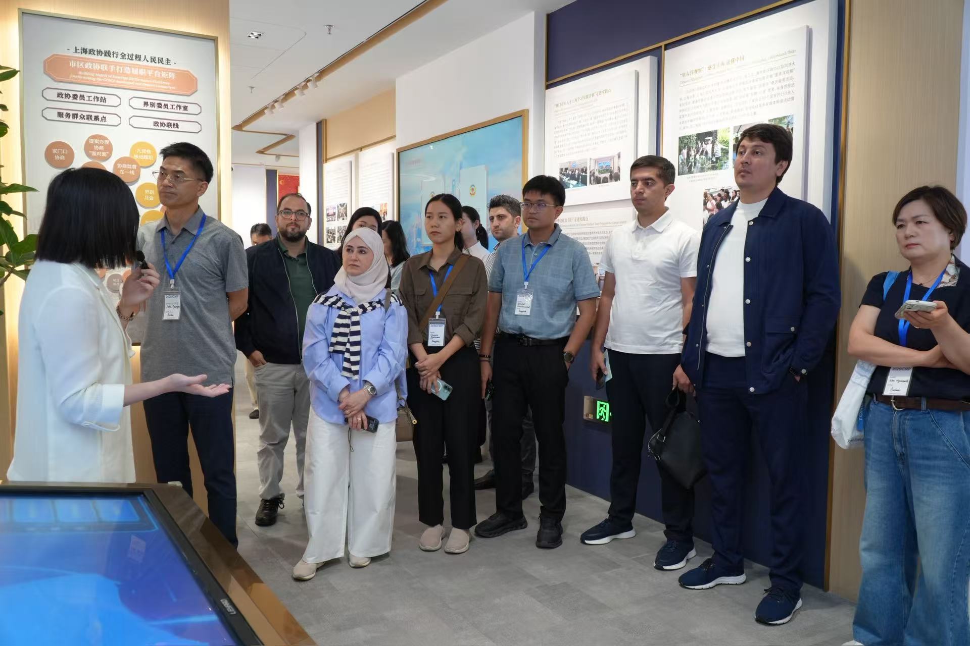 “2026亚大地区城市国际合作管理课程”项目代表团聆听讲解