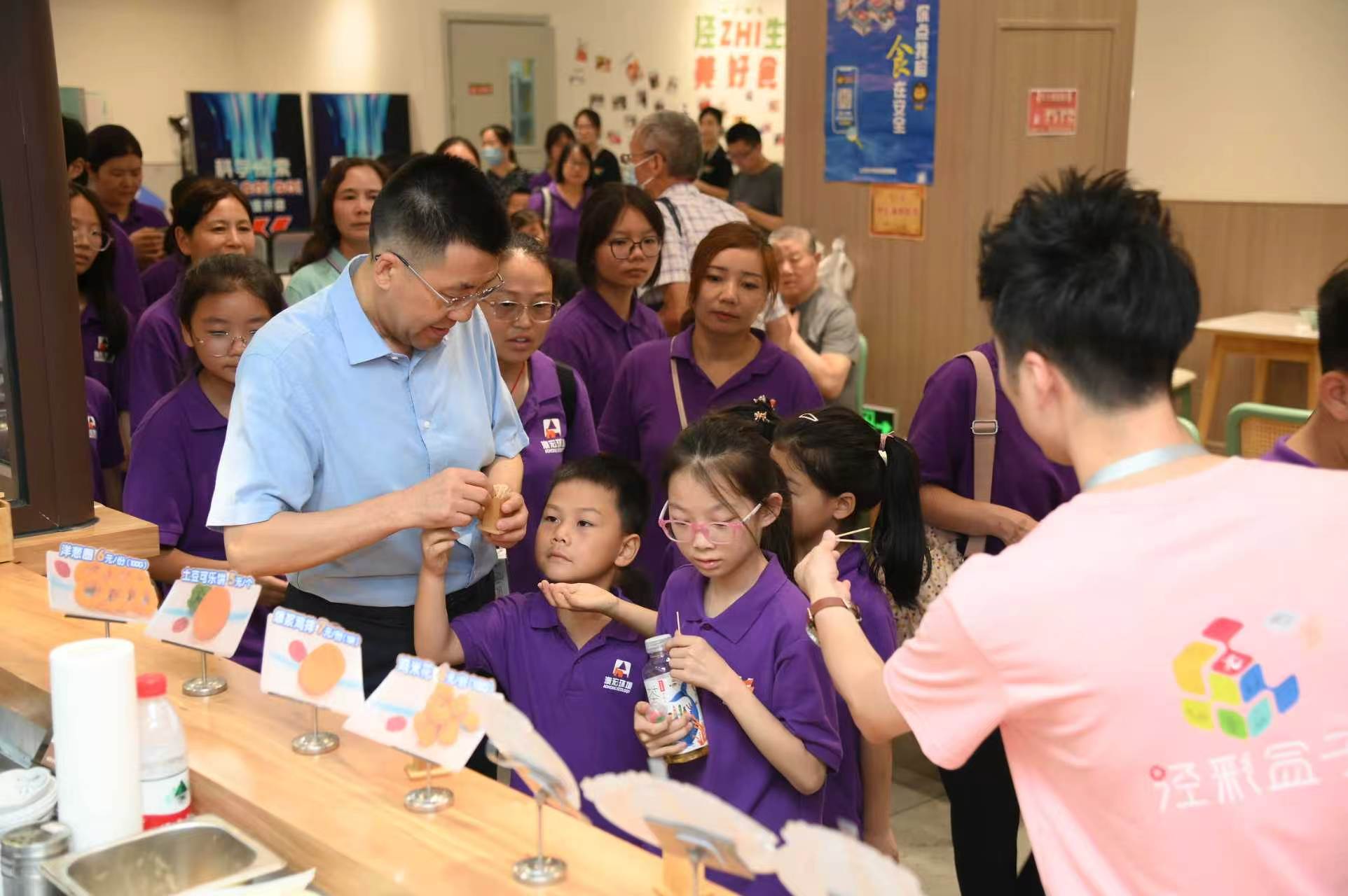 侯义宏在企业“暑期亲子游”活动现场