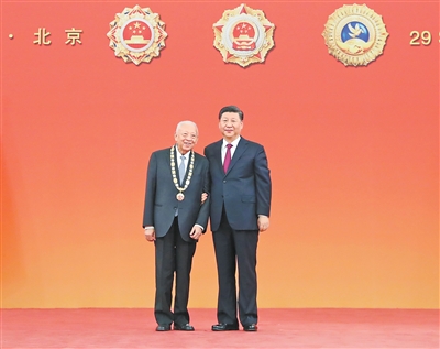 2019年9月29日,习近平同志在北京人民大会堂向董建华先生颁授“‘一国两制’杰出贡献者”国家荣誉称号奖章。<BR/>新华社记者 王晔摄
