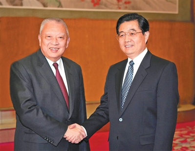2005年3月5日,胡锦涛同志在北京中南海会见董建华先生。<BR/>新华社记者 马占成摄