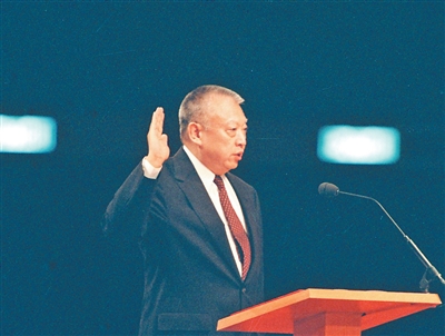 1997年7月1日,董建华先生在香港会展中心宣誓就职香港特别行政区首任行政长官。<BR/>新华社记者 赵迎新摄