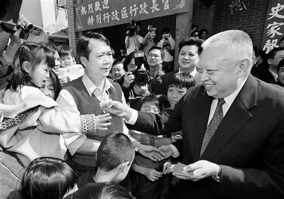 2002年2月12日,大年初一,董建华先生在香港粉岭与市民共庆新春。<BR/>新华社发