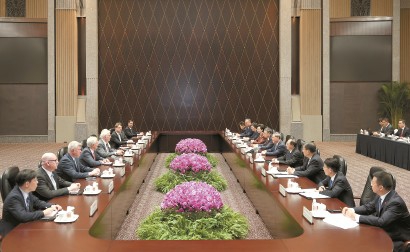 9月22日下午,国务院总理李强在上海会见来华出席第48届世界技能大赛的世界技能组织主席乌汉和首席执行官霍伊。新华社记者 黄敬文 摄