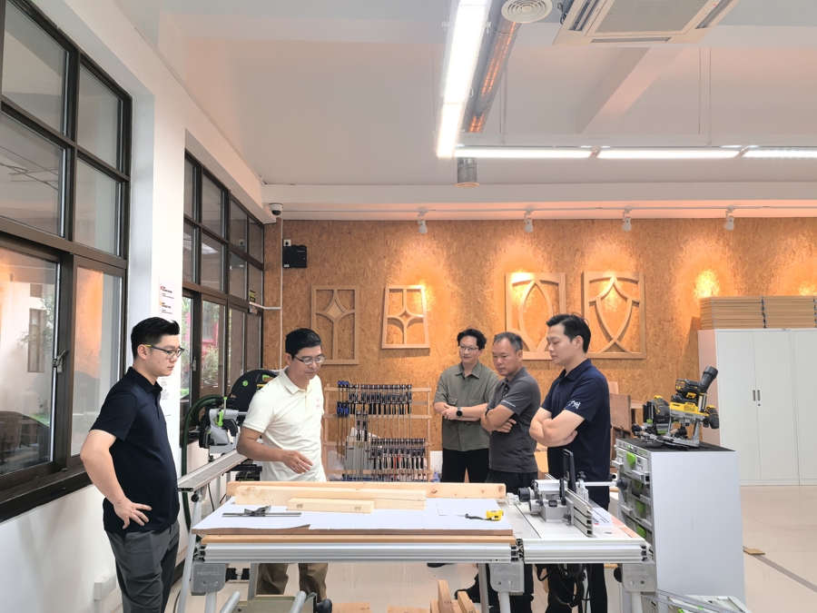 教练组专家在东华大学实验室技术研讨