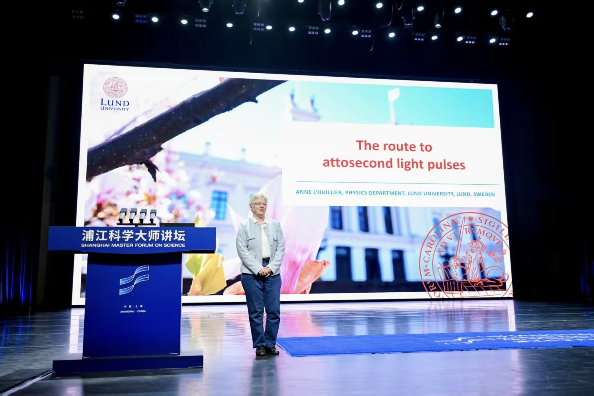 2025年8月,浦江科学大师讲坛第十二期,2022年诺贝尔化学奖得主、美国国家科学院院士卡罗琳·露丝·贝尔托齐以“甜蜜的复仇:癌症免疫治疗中的‘去糖’行动”为主题作主旨报告