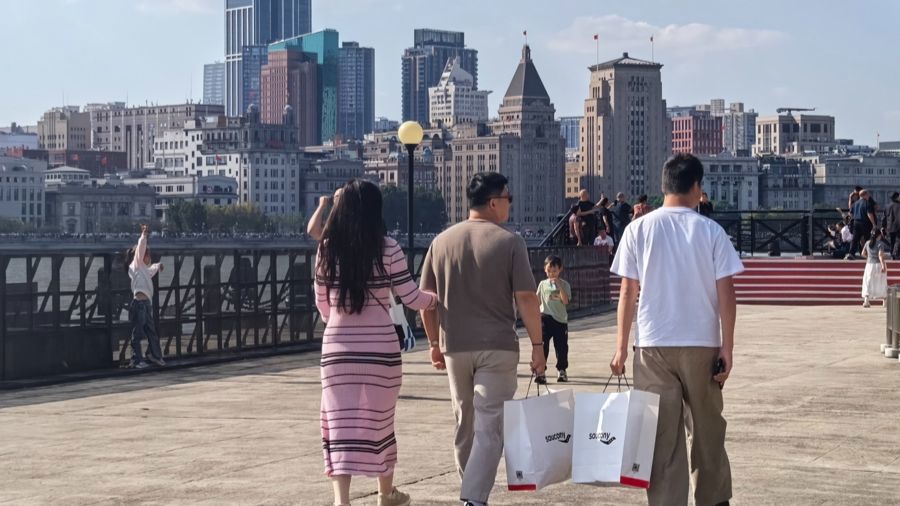 国庆假期,浦东滨江游客漫步城市。
