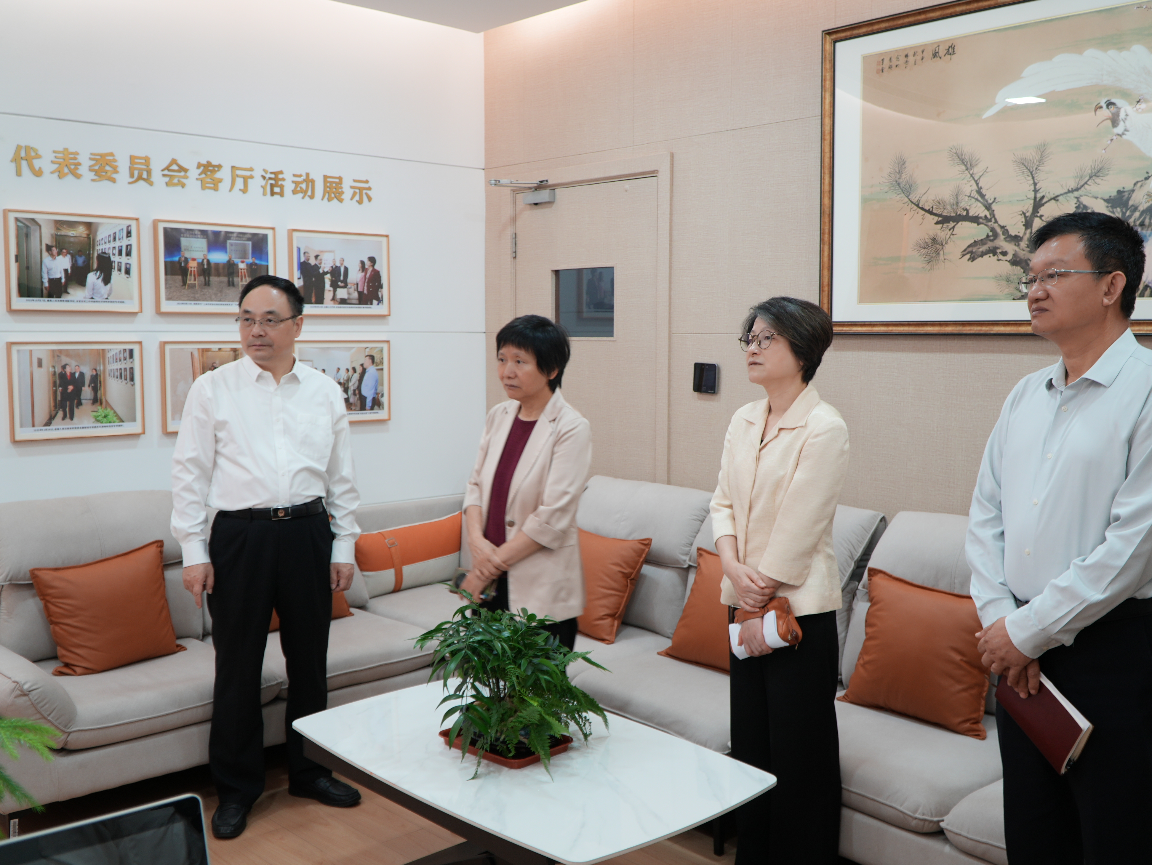 调研市一中院代表委员会客厅 陈顺婕 摄