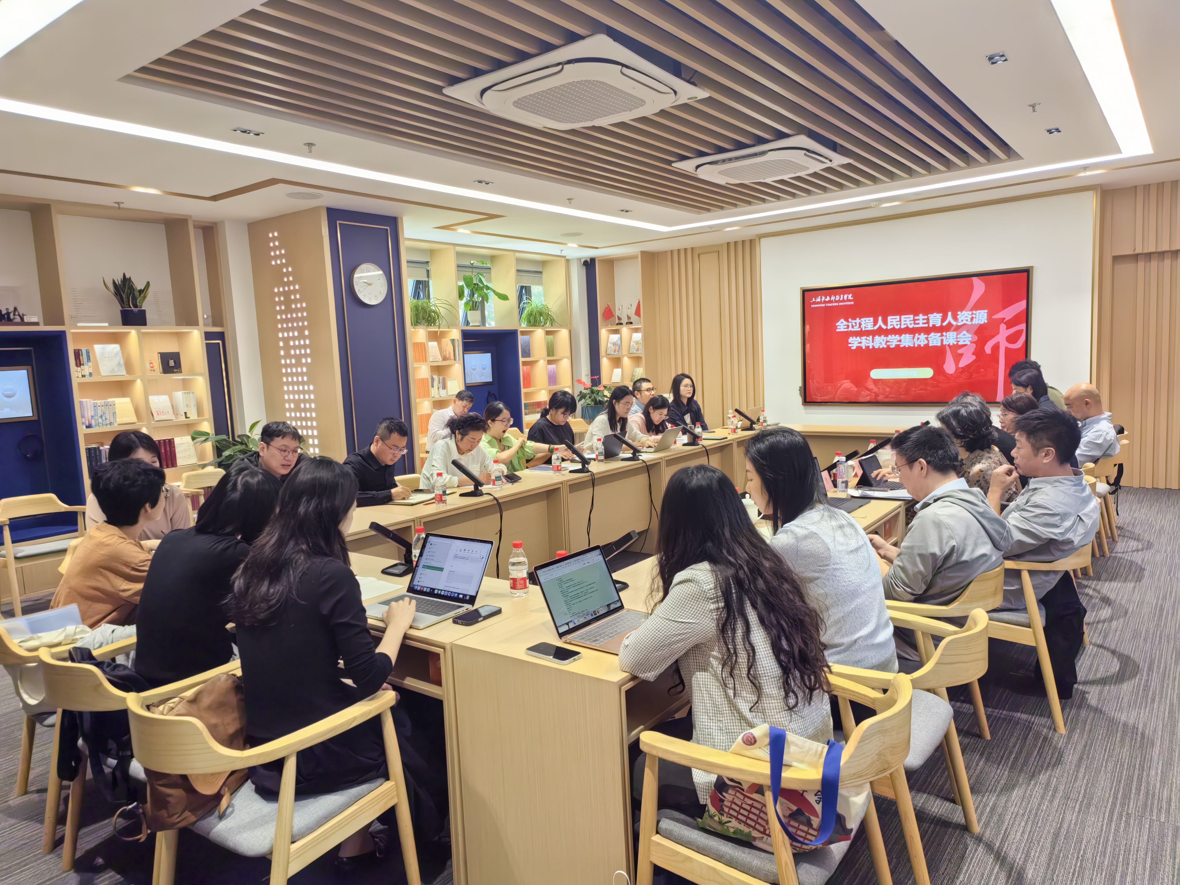备课会现场&nbsp; 董潇韩摄