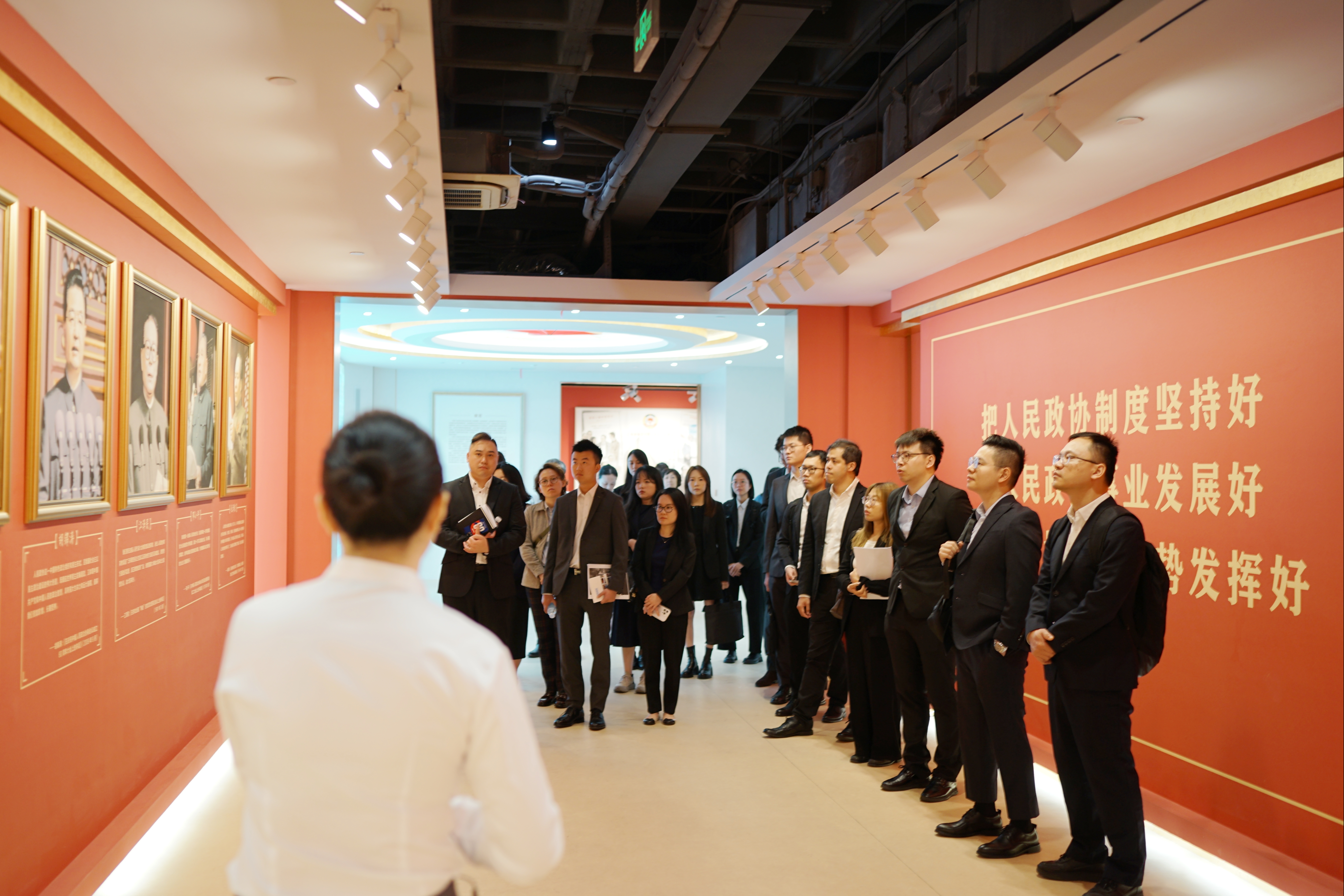 澳门学员参观上海政协发展历程展 王唯逍摄