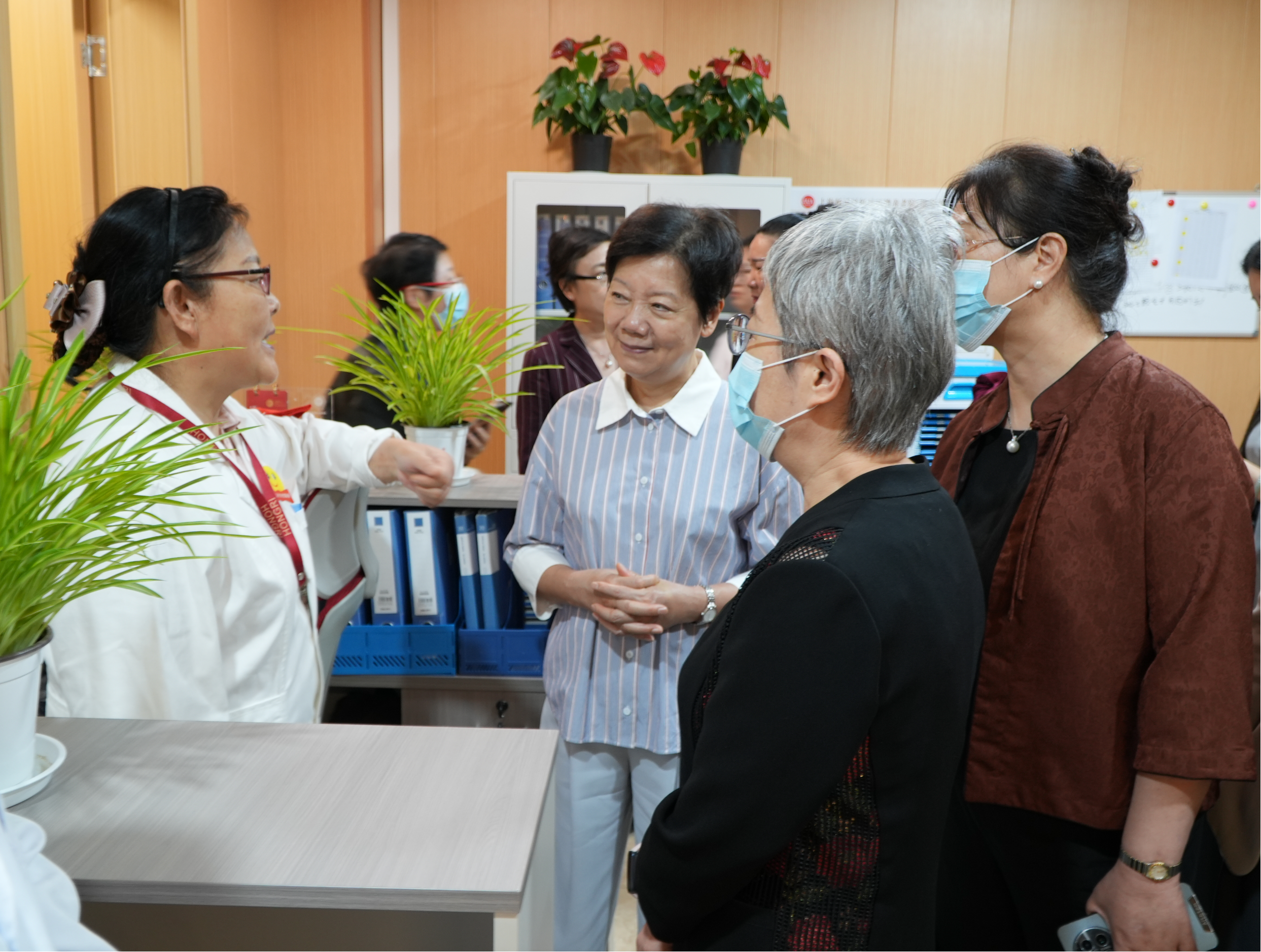 委员们走访红日江湾养护院
