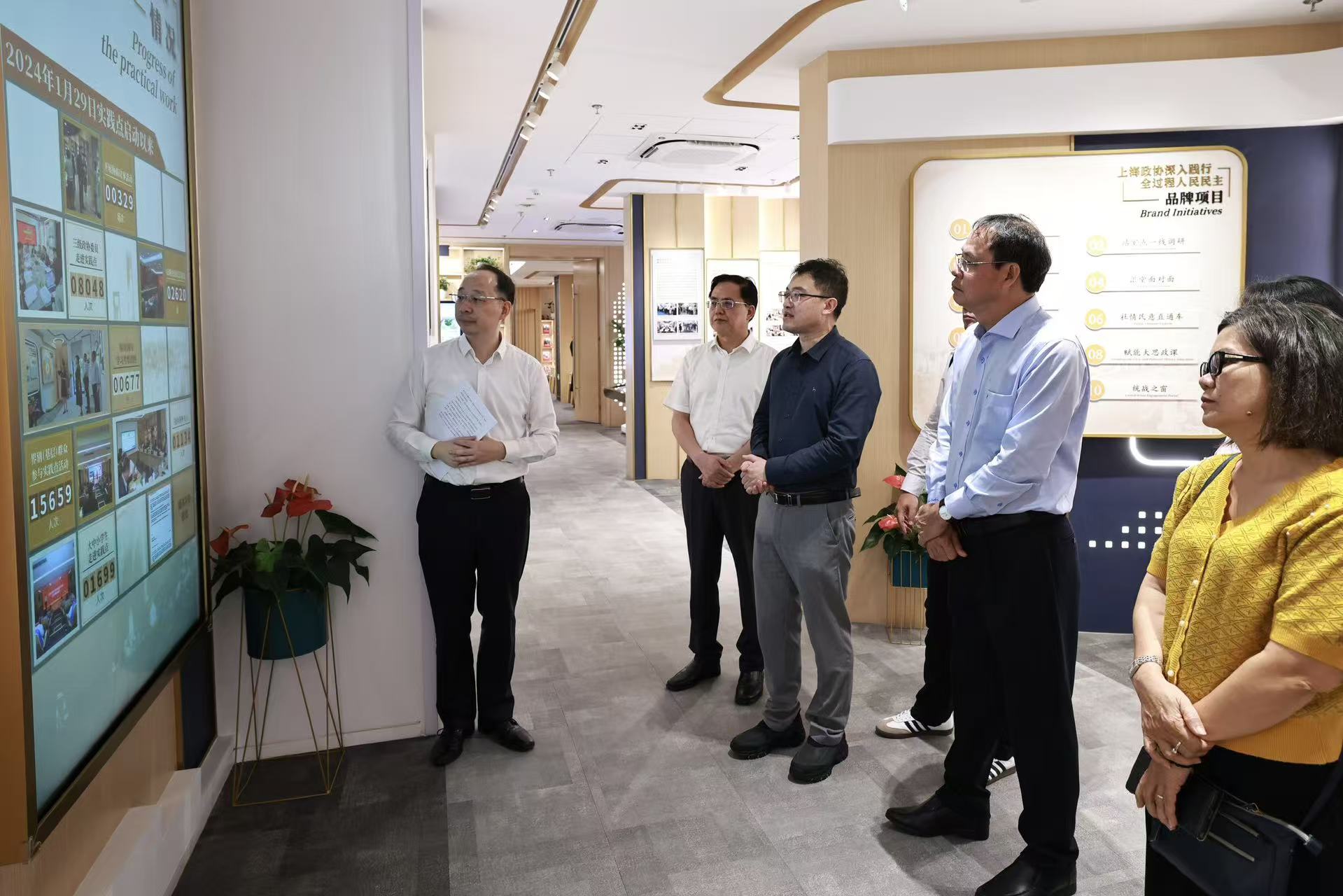 参观展板