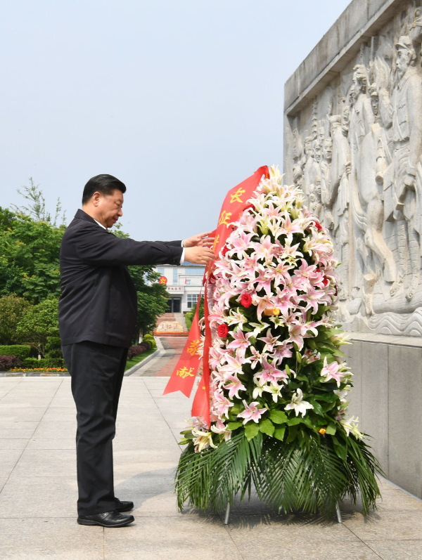 2019年5月，习近平总书记来到江西赣州市于都县，向中央红军长征出发纪念碑敬献花篮。新华社记者 谢环驰 摄