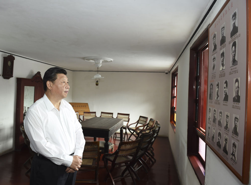 2015年6月，习近平总书记在贵州考察，参观遵义会议会址。新华社记者 李学仁 摄