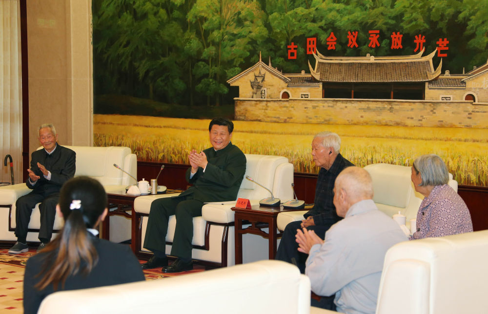 2014年10月，习近平总书记在福建古田接见老红军、军烈属和“五老”同志代表。新华社记者 李刚 摄