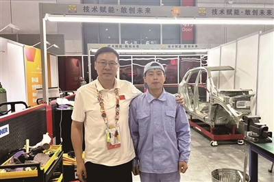 马波(左)与参赛选手焦娇(右)在赛场合影