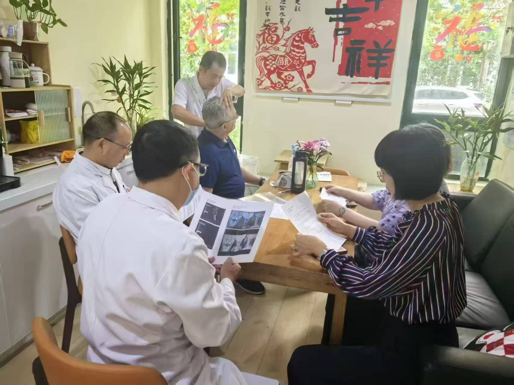 2026年5月18日,“一路同心·赋康经英”体检服务活动现场,医生为松江经开区企业家解读体检报告