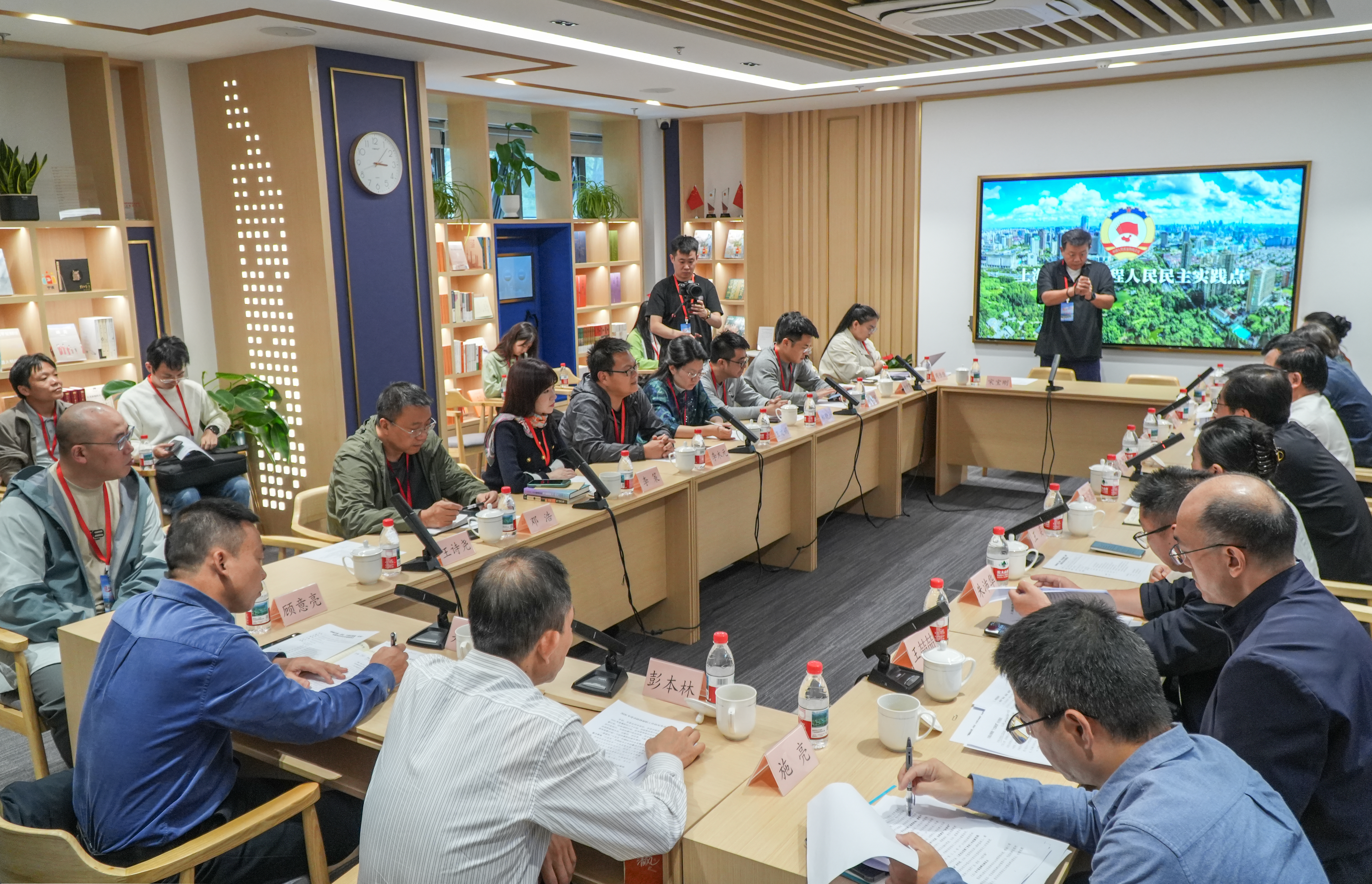 座谈会现场 张雷摄