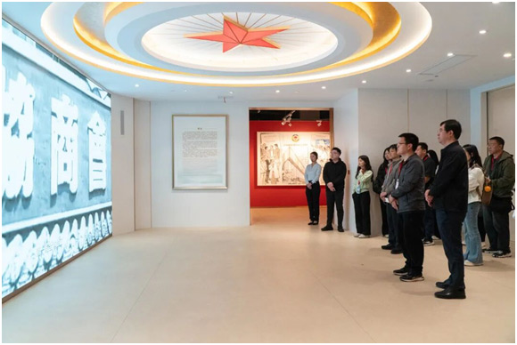 采访团一行参观上海政协发展历程展示馆(来源:政协联线)
