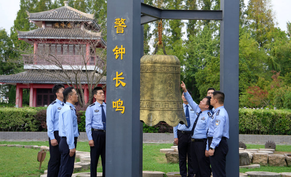 江苏省海安市公安局滨海新区派出所党员民警在一处廉政教育基地参观，接受警示教育（2026年9月29日摄）。新华社发（周强 摄）