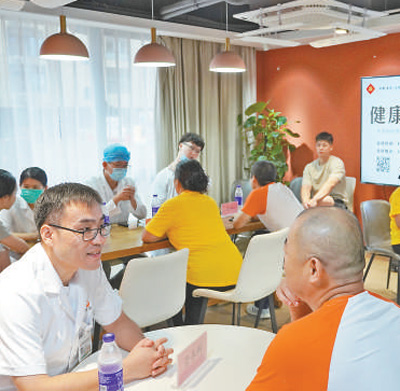 在中建·幸孚+公寓,三级医院医生为居民义诊。 周雨茜 摄(人民视觉)