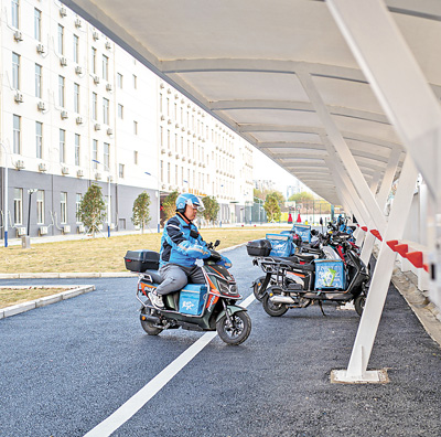 和欣公寓“骑手之家”设置了公共充电桩,方便骑手为电动自行车充电。王初 摄(人民视觉)