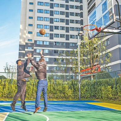租户在华润有巢马桥AI人才公寓的篮球场锻炼。王初 摄(人民视觉)
