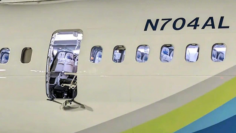 一架波音737MAX9飞机日前在起飞后突发异常情况,机舱的一扇舱门不翼而飞。