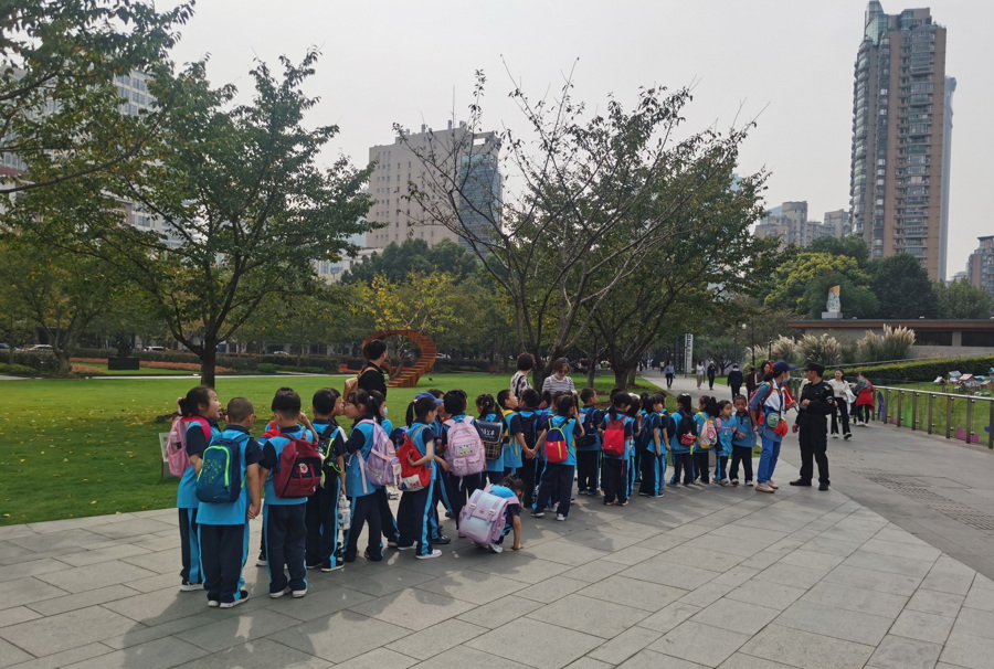 10月25日,一群小朋友在老师带领下想到静安雕塑公园草坪休息,被保安劝阻