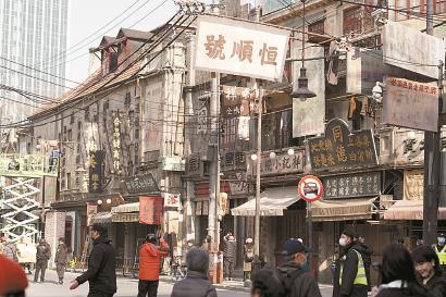 乍浦路布景处吸引市民纷纷打卡。 张熠 摄