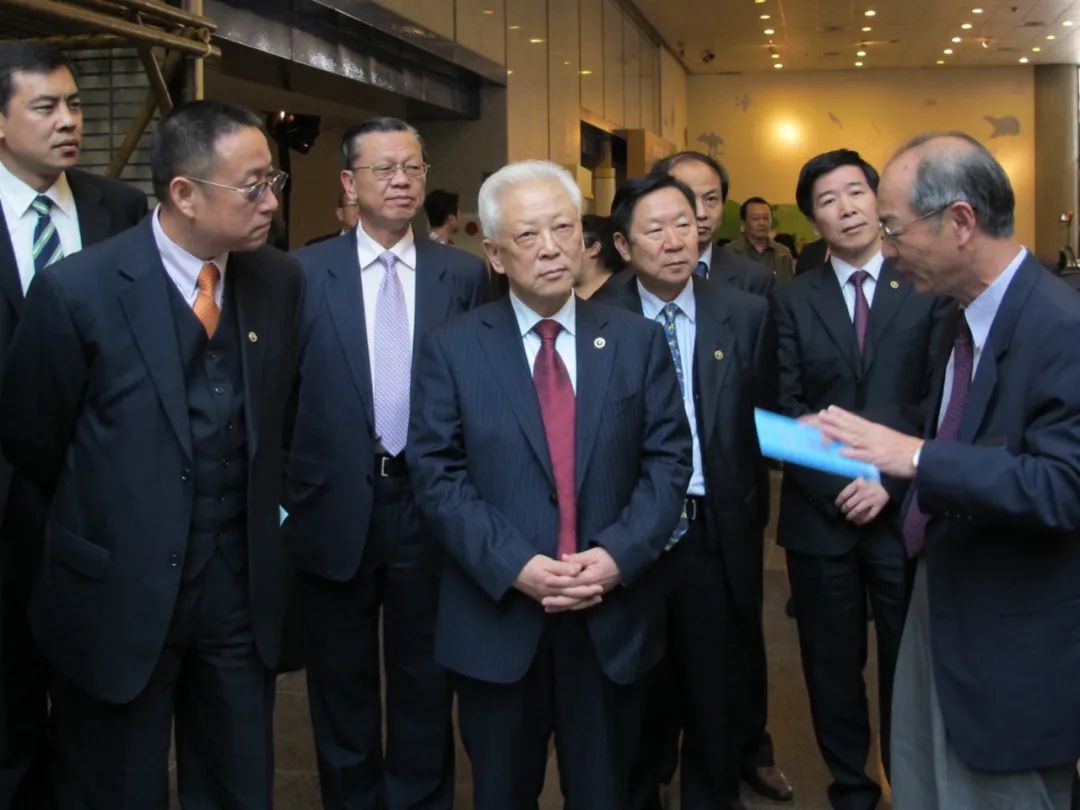 2011年3月,周铁农(中)率中华中山文化交流协会参访团一行赴台访问交流期间,考察台北故宫博物院。郑建邦(前排左一)陪同参访。