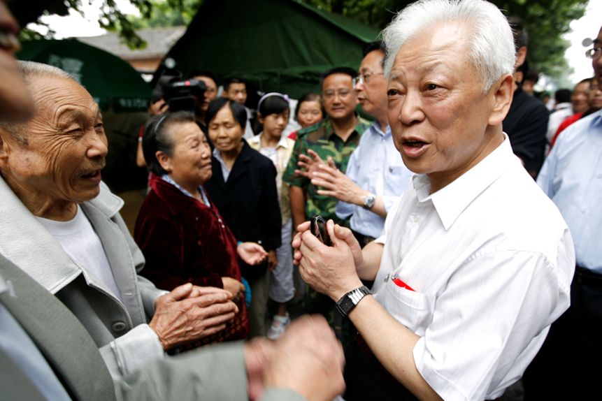 2008年6月,汶川大地震后,周铁农赴四川地震灾区慰问视察。