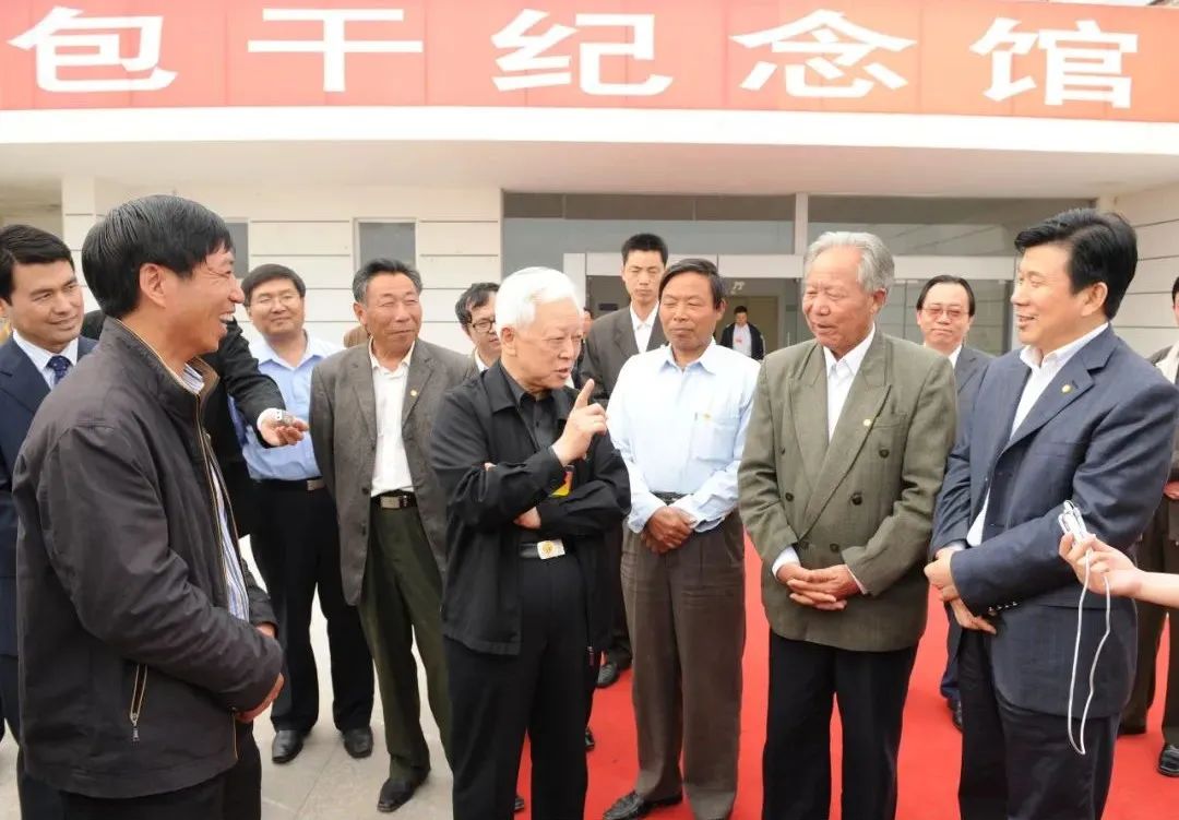 2008年5月,周铁农(中)率民革中央调研组赴安徽开展关于健全农村基本公共服务体系问题的调研。图为周铁农在滁州市凤阳县小岗村调研。