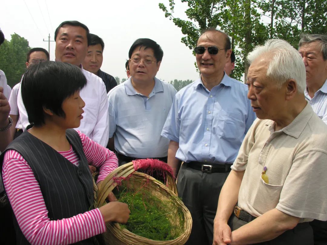 2009年5月,周铁农率民革中央调研组赴山东就进一步健全农村土地流转制度调研。