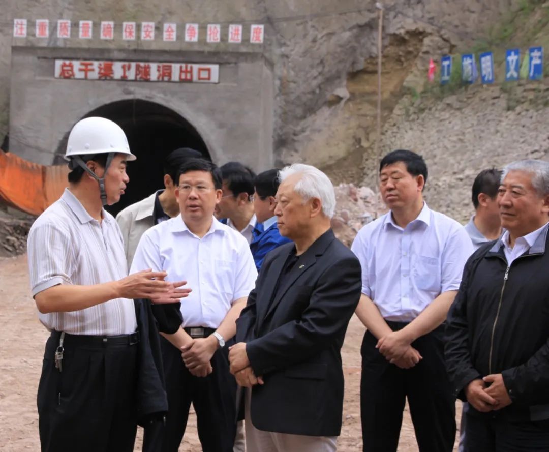 2010年7月,周铁农率队赴甘肃调研引洮工程建设情况。