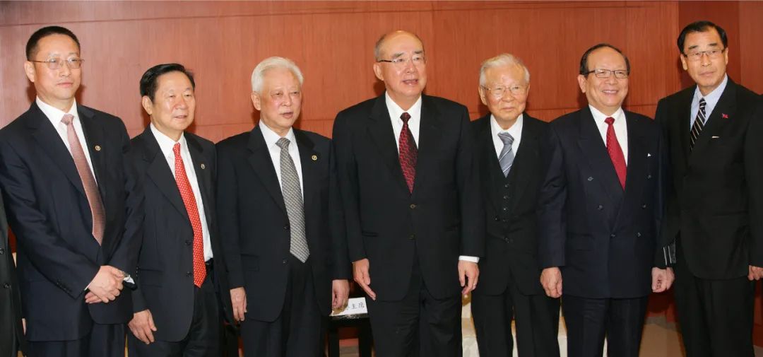 2011年3月,周铁农(左三)率中华中山文化交流协会参访团一行赴台访问交流。图为参访团一行在台北与台湾方面有关人士合影。郑建邦(左一)陪同参访。