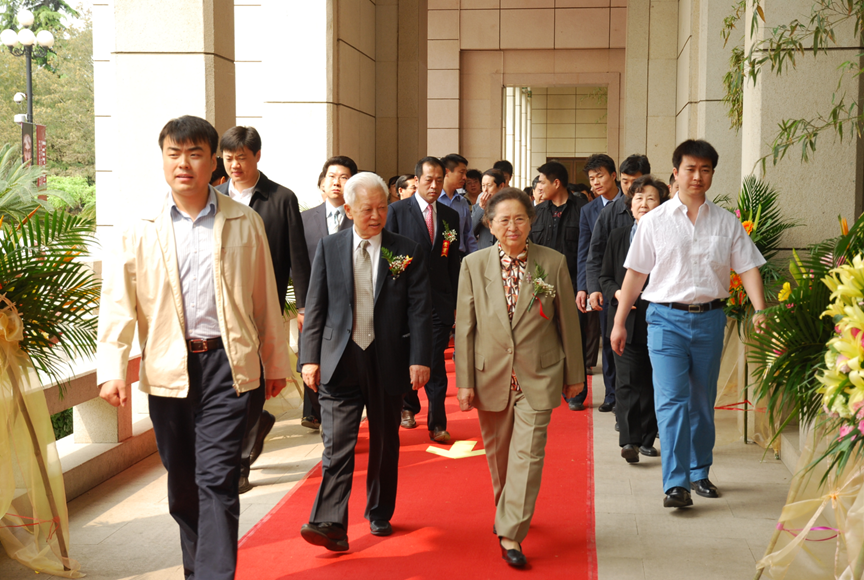 2009年4月,周铁农与何鲁丽一同参观民革全国书画展。