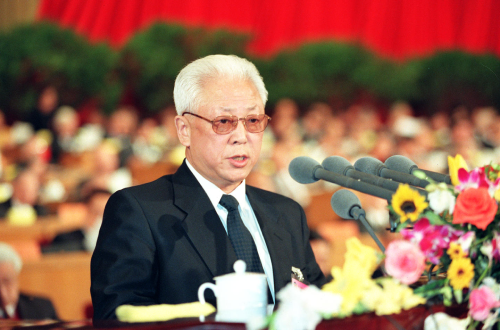 2000年3月3日,中国人民政治协商会议第九届全国委员会第三次会议在北京人民大会堂开幕。这是周铁农在会上作全国政协九届常委会关于政协九届二次会议以来提案工作情况的报告。新华社记者 马占成摄