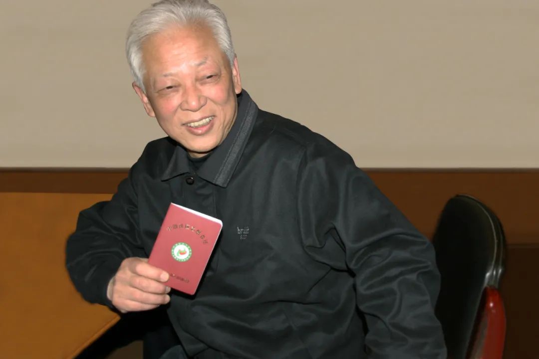 2005年,周铁农取得中国社区志愿者证。