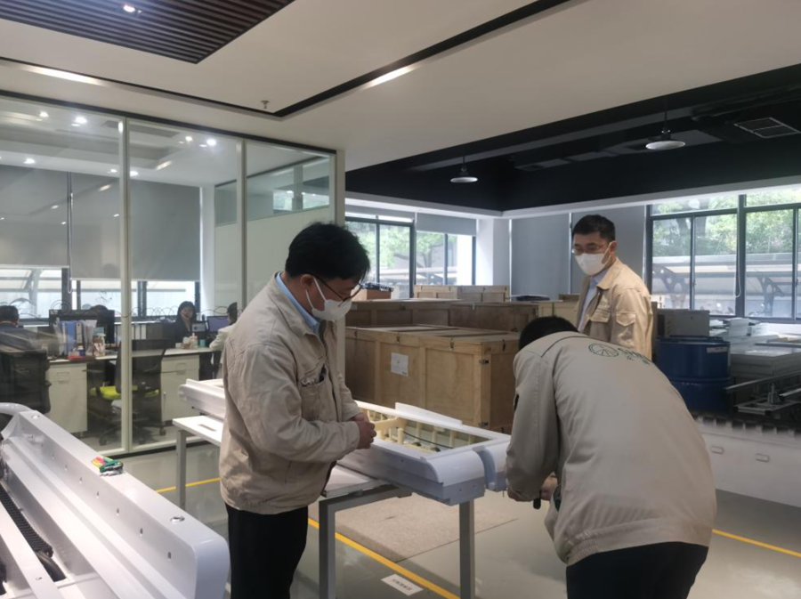 上海沈德无创时代医疗位于漕河泾新兴技术开发区光启园内的产业空间，办公研发与中试在一起，空间逼仄。（李晔 摄）